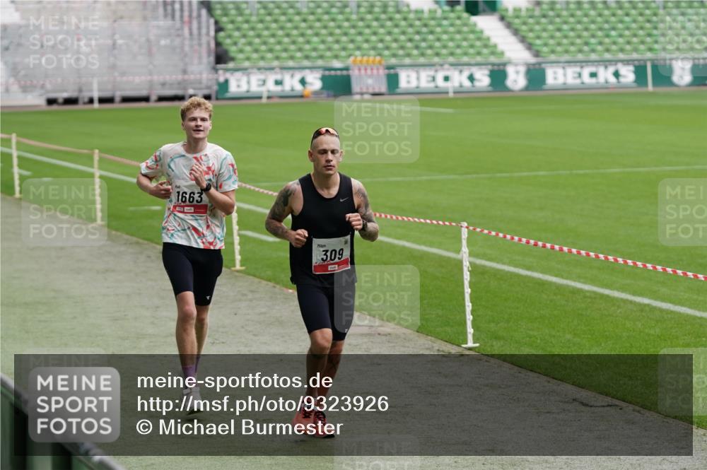 05.10.2025 - 20. swb-Marathon Bremen Michael Burmester http://msf.ph/oto/9323926 05.10.2025 12:15:34 Laufen im Stadion 309, 1663, 157, 604, 956 meine-sportfotos.de