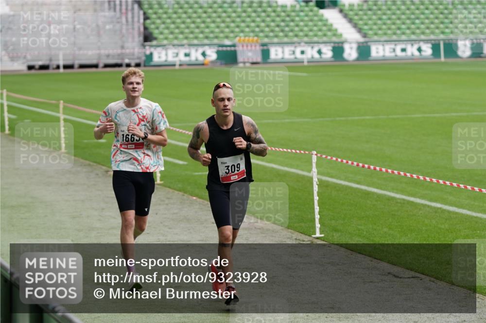 05.10.2025 - 20. swb-Marathon Bremen Michael Burmester http://msf.ph/oto/9323928 05.10.2025 12:15:34 Laufen im Stadion 309, 1663, 157, 604, 956 meine-sportfotos.de