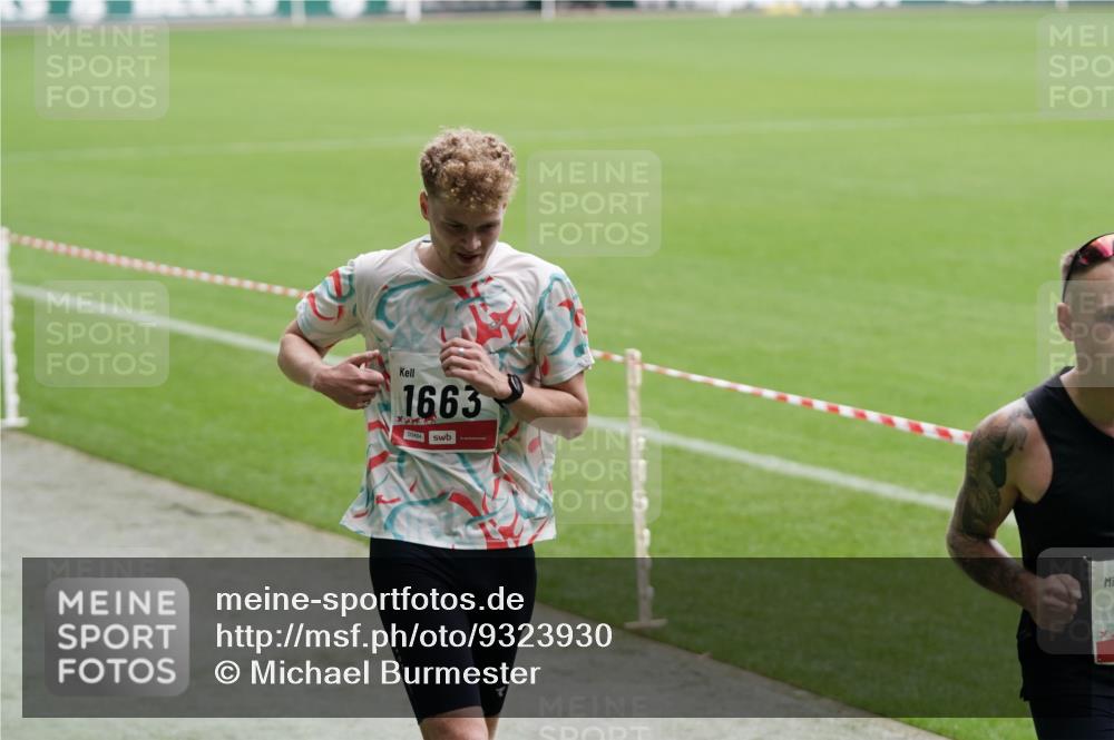 05.10.2025 - 20. swb-Marathon Bremen Michael Burmester http://msf.ph/oto/9323930 05.10.2025 12:15:37 Laufen im Stadion 309, 1663, 604, 956 meine-sportfotos.de