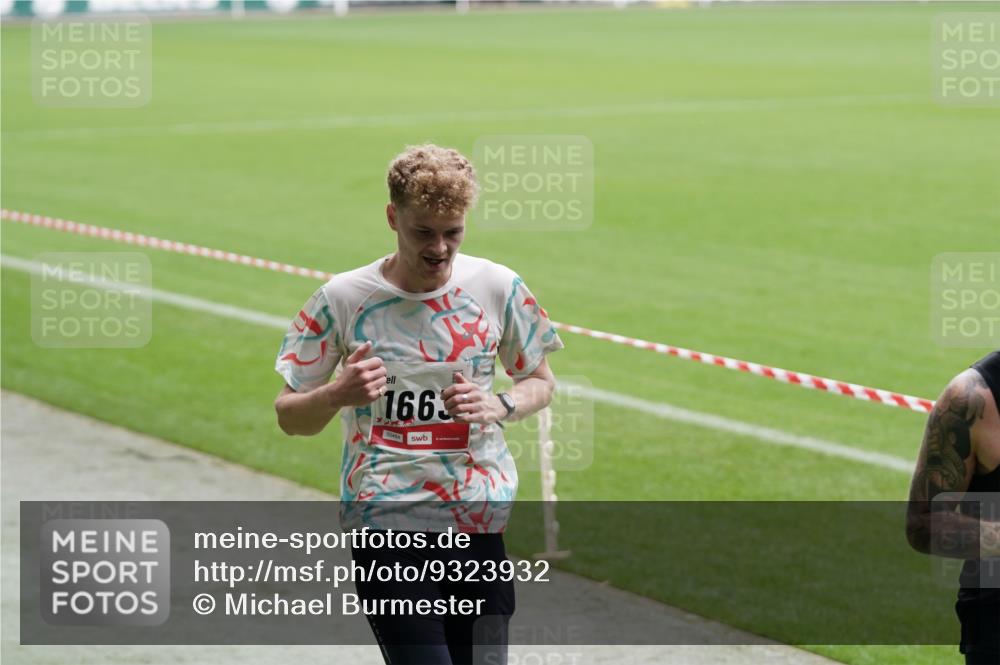 05.10.2025 - 20. swb-Marathon Bremen Michael Burmester http://msf.ph/oto/9323932 05.10.2025 12:15:37 Laufen im Stadion 309, 1663, 604, 956 meine-sportfotos.de