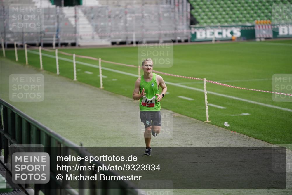 05.10.2025 - 20. swb-Marathon Bremen Michael Burmester http://msf.ph/oto/9323934 05.10.2025 12:17:13 Laufen im Stadion 705, 888 meine-sportfotos.de