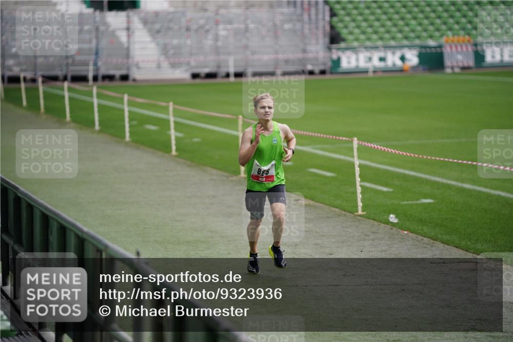 05.10.2025 - 20. swb-Marathon Bremen Michael Burmester http://msf.ph/oto/9323936 05.10.2025 12:17:13 Laufen im Stadion 705, 888 meine-sportfotos.de