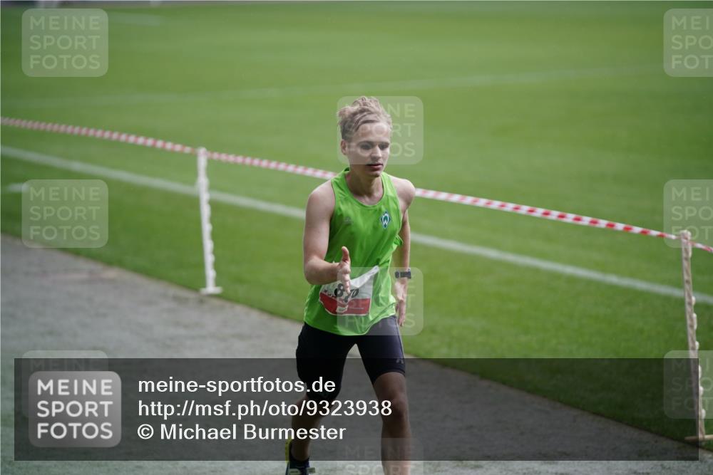 05.10.2025 - 20. swb-Marathon Bremen Michael Burmester http://msf.ph/oto/9323938 05.10.2025 12:17:16 Laufen im Stadion 705, 888 meine-sportfotos.de