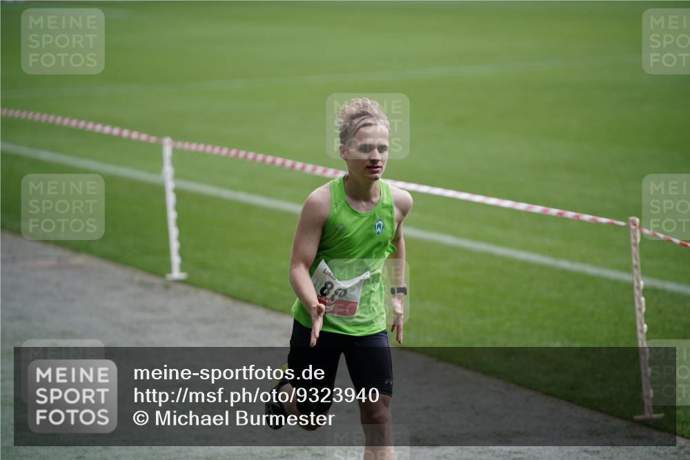 05.10.2025 - 20. swb-Marathon Bremen Michael Burmester http://msf.ph/oto/9323940 05.10.2025 12:17:16 Laufen im Stadion 705, 888 meine-sportfotos.de