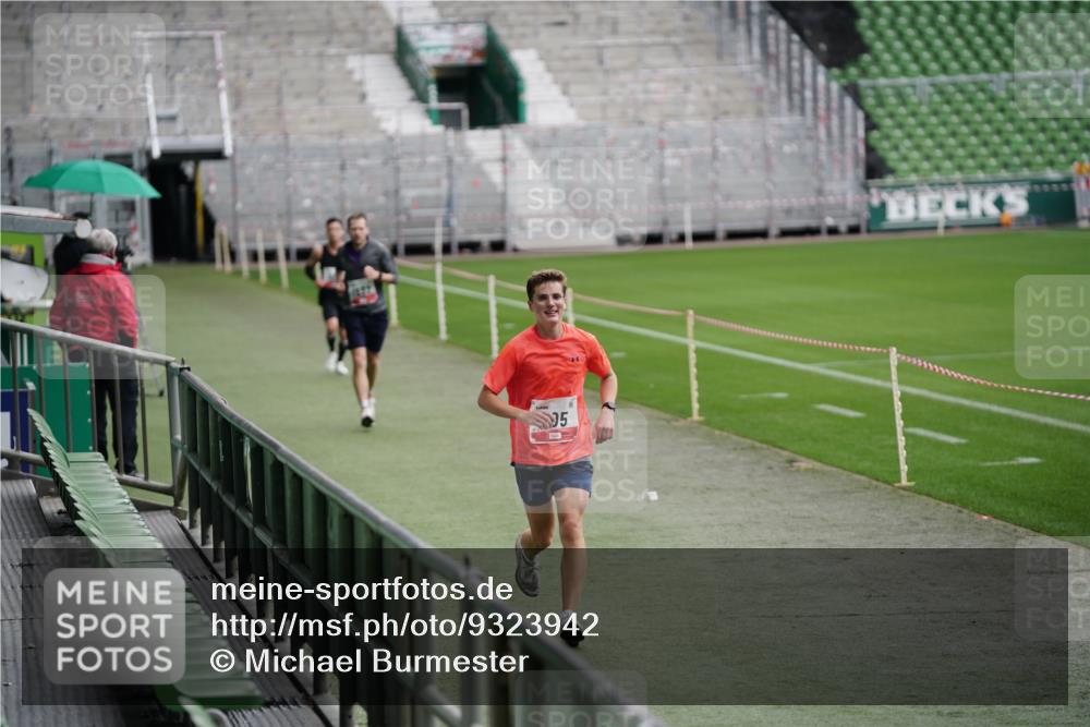 05.10.2025 - 20. swb-Marathon Bremen Michael Burmester http://msf.ph/oto/9323942 05.10.2025 12:17:25 Laufen im Stadion 705, 888, 1632, 1994 meine-sportfotos.de