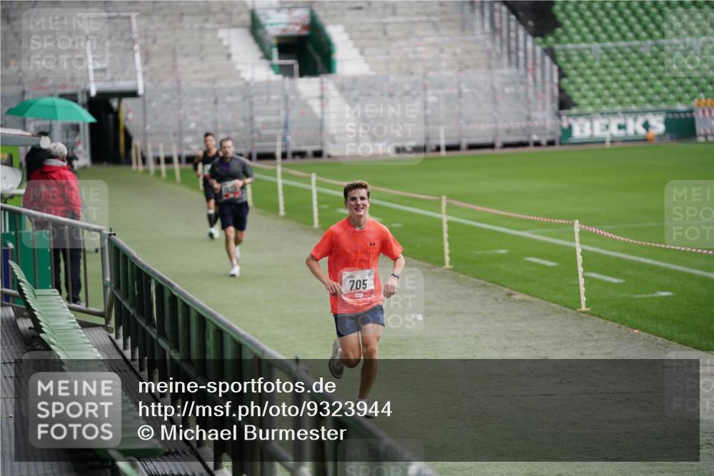 05.10.2025 - 20. swb-Marathon Bremen Michael Burmester http://msf.ph/oto/9323944 05.10.2025 12:17:25 Laufen im Stadion 705, 888, 1632, 1994 meine-sportfotos.de
