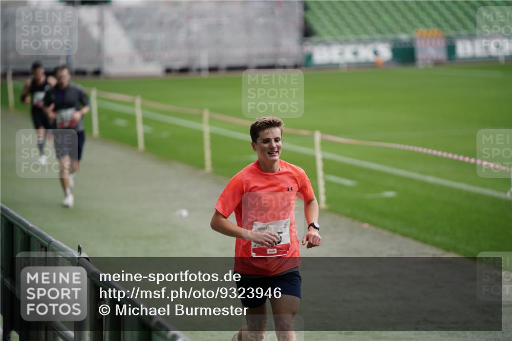 05.10.2025 - 20. swb-Marathon Bremen Michael Burmester http://msf.ph/oto/9323946 05.10.2025 12:17:28 Laufen im Stadion 705, 888, 1632, 1994 meine-sportfotos.de