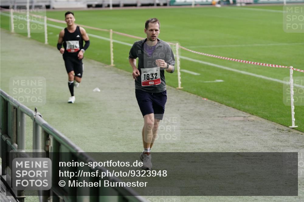 05.10.2025 - 20. swb-Marathon Bremen Michael Burmester http://msf.ph/oto/9323948 05.10.2025 12:17:32 Laufen im Stadion 705, 888, 1632, 1994 meine-sportfotos.de