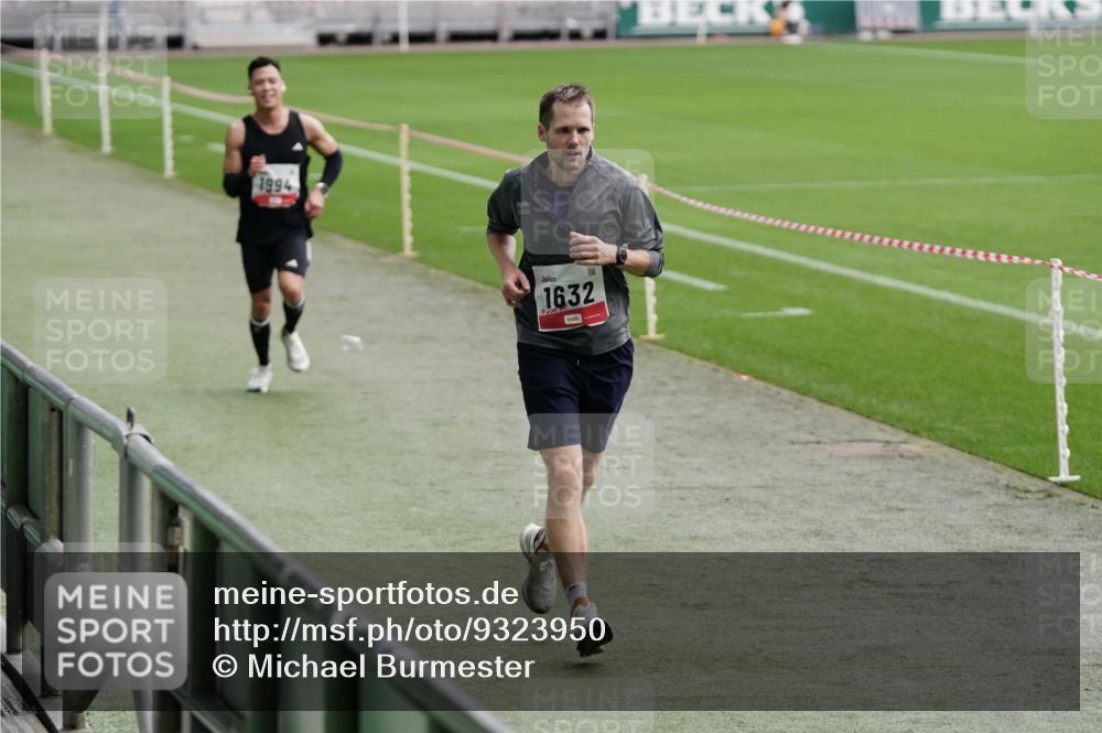 05.10.2025 - 20. swb-Marathon Bremen Michael Burmester http://msf.ph/oto/9323950 05.10.2025 12:17:32 Laufen im Stadion 705, 888, 1632, 1994 meine-sportfotos.de