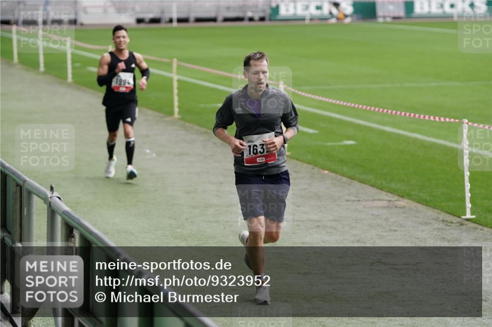 05.10.2025 - 20. swb-Marathon Bremen Michael Burmester http://msf.ph/oto/9323952 05.10.2025 12:17:33 Laufen im Stadion 705, 888, 1632, 1994 meine-sportfotos.de