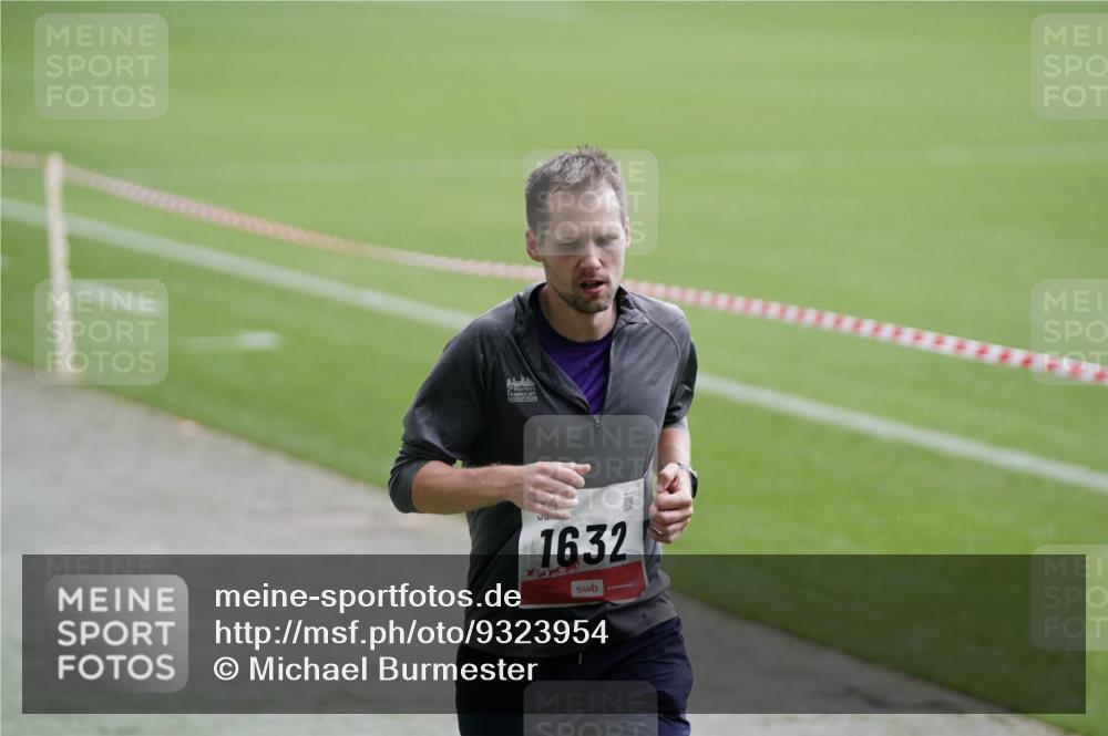 05.10.2025 - 20. swb-Marathon Bremen Michael Burmester http://msf.ph/oto/9323954 05.10.2025 12:17:34 Laufen im Stadion 705, 888, 1632, 1994 meine-sportfotos.de