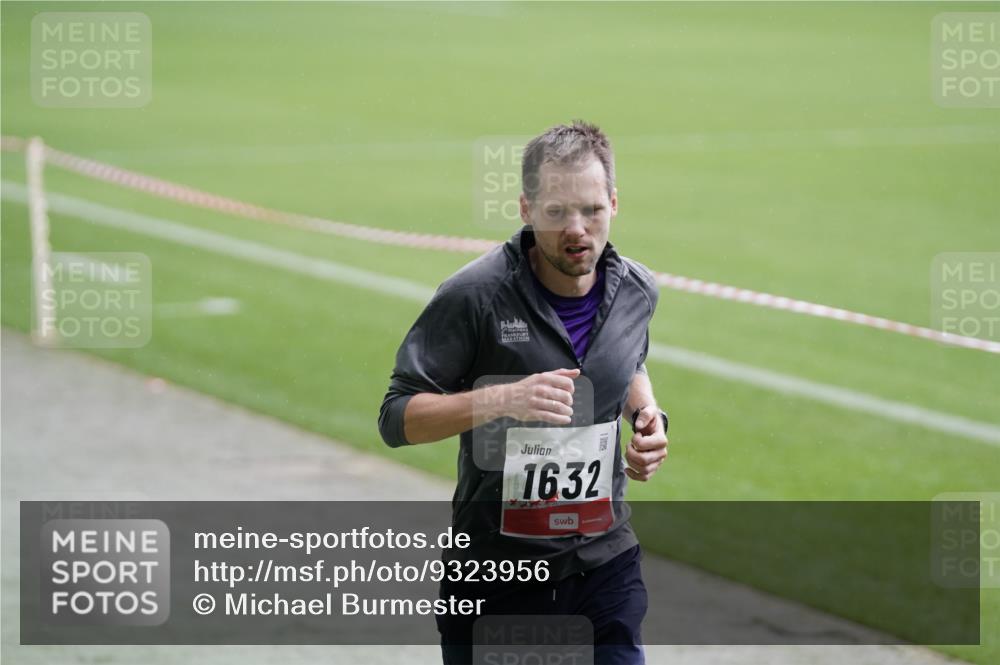 05.10.2025 - 20. swb-Marathon Bremen Michael Burmester http://msf.ph/oto/9323956 05.10.2025 12:17:34 Laufen im Stadion 705, 888, 1632, 1994 meine-sportfotos.de