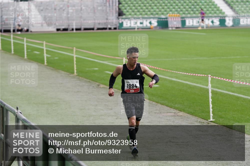 05.10.2025 - 20. swb-Marathon Bremen Michael Burmester http://msf.ph/oto/9323958 05.10.2025 12:17:36 Laufen im Stadion 705, 888, 1632, 1994 meine-sportfotos.de