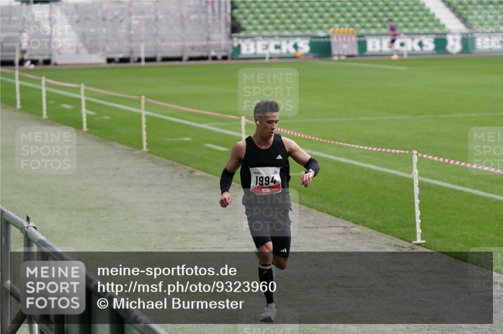 05.10.2025 - 20. swb-Marathon Bremen Michael Burmester http://msf.ph/oto/9323960 05.10.2025 12:17:36 Laufen im Stadion 705, 888, 1632, 1994 meine-sportfotos.de