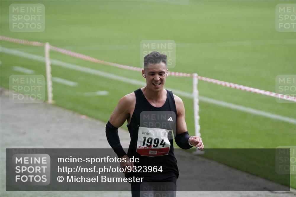 05.10.2025 - 20. swb-Marathon Bremen Michael Burmester http://msf.ph/oto/9323964 05.10.2025 12:17:37 Laufen im Stadion 705, 888, 1632, 1994 meine-sportfotos.de