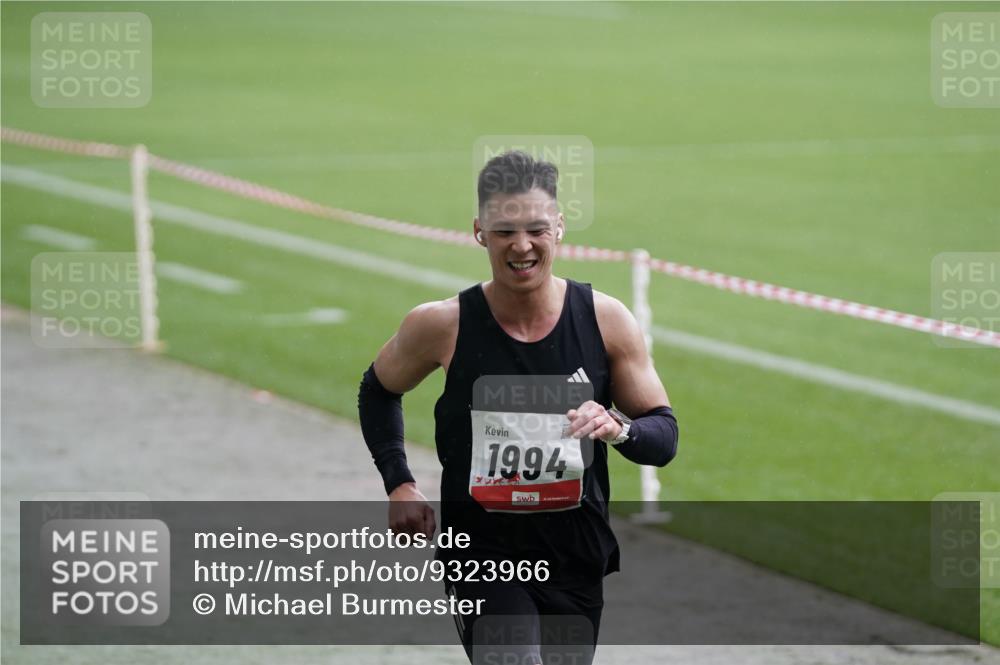 05.10.2025 - 20. swb-Marathon Bremen Michael Burmester http://msf.ph/oto/9323966 05.10.2025 12:17:37 Laufen im Stadion 705, 888, 1632, 1994 meine-sportfotos.de