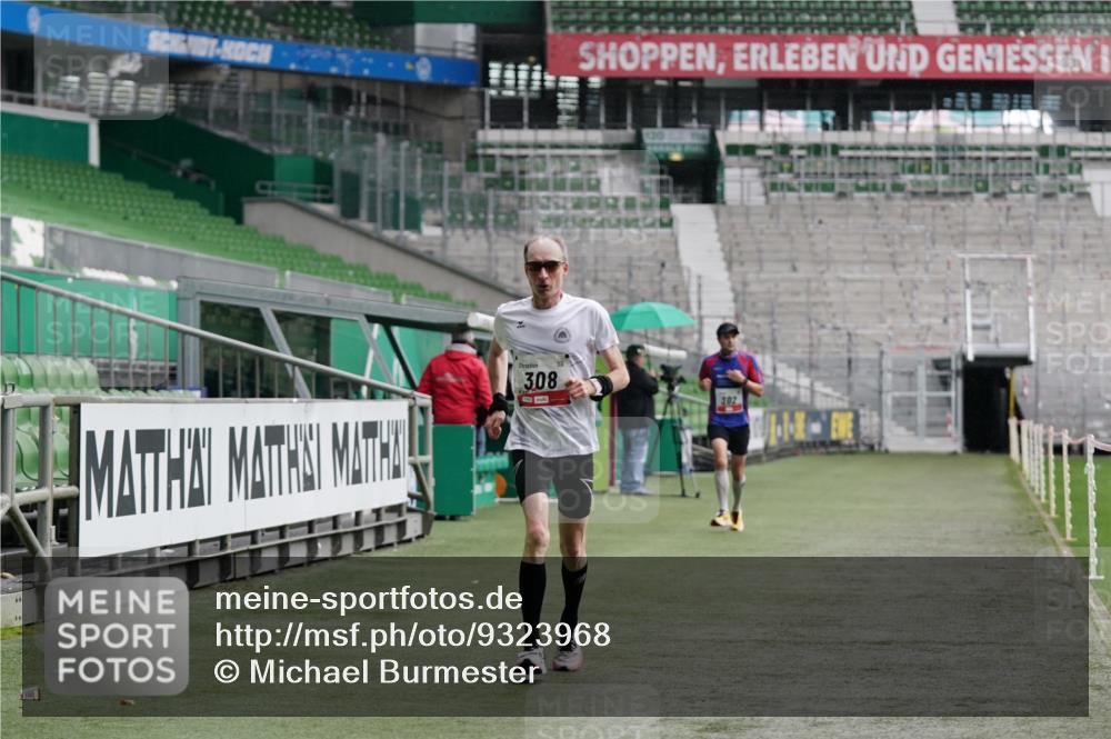 05.10.2025 - 20. swb-Marathon Bremen Michael Burmester http://msf.ph/oto/9323968 05.10.2025 12:18:03 Laufen im Stadion 302, 308, 705, 888, 1632, 1994 meine-sportfotos.de