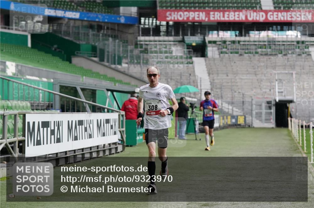 05.10.2025 - 20. swb-Marathon Bremen Michael Burmester http://msf.ph/oto/9323970 05.10.2025 12:18:03 Laufen im Stadion 302, 308, 705, 888, 1632, 1994 meine-sportfotos.de