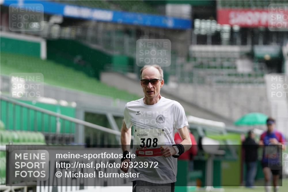05.10.2025 - 20. swb-Marathon Bremen Michael Burmester http://msf.ph/oto/9323972 05.10.2025 12:18:05 Laufen im Stadion 302, 308, 705, 888, 1632, 1994 meine-sportfotos.de