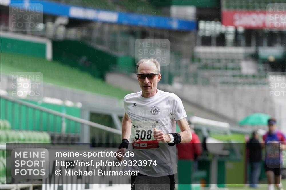 05.10.2025 - 20. swb-Marathon Bremen Michael Burmester http://msf.ph/oto/9323974 05.10.2025 12:18:05 Laufen im Stadion 302, 308, 705, 888, 1632, 1994 meine-sportfotos.de
