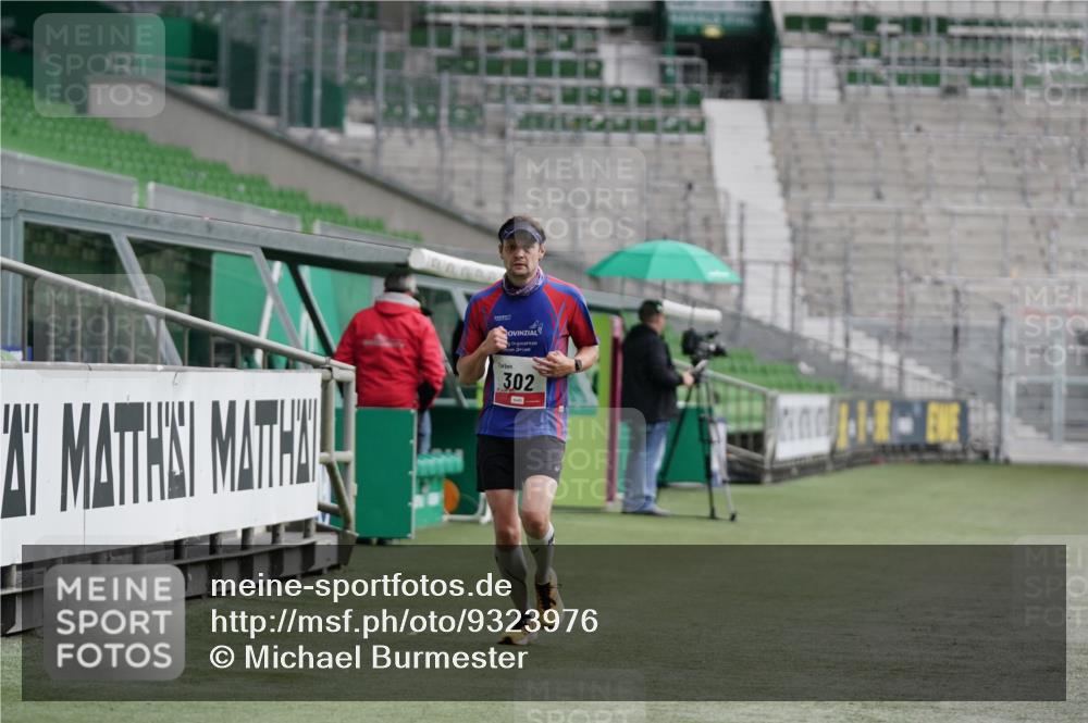 05.10.2025 - 20. swb-Marathon Bremen Michael Burmester http://msf.ph/oto/9323976 05.10.2025 12:18:07 Laufen im Stadion 302, 308, 705, 888, 1632, 1994, 888 meine-sportfotos.de