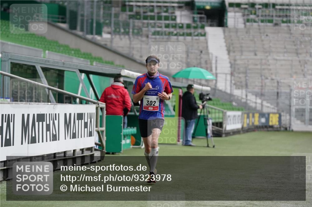 05.10.2025 - 20. swb-Marathon Bremen Michael Burmester http://msf.ph/oto/9323978 05.10.2025 12:18:07 Laufen im Stadion 302, 308, 705, 888, 1632, 1994, 888 meine-sportfotos.de