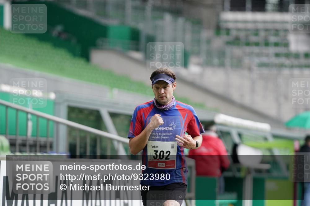 05.10.2025 - 20. swb-Marathon Bremen Michael Burmester http://msf.ph/oto/9323980 05.10.2025 12:18:09 Laufen im Stadion 302, 308, 705, 1632, 1994, 888 meine-sportfotos.de