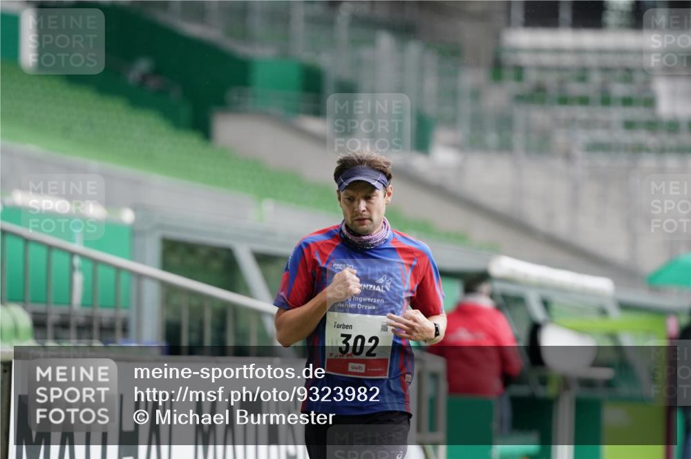 05.10.2025 - 20. swb-Marathon Bremen Michael Burmester http://msf.ph/oto/9323982 05.10.2025 12:18:09 Laufen im Stadion 302, 308, 705, 1632, 1994, 888 meine-sportfotos.de