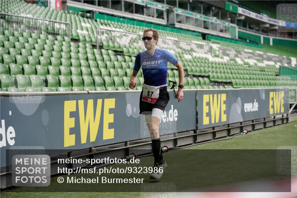 05.10.2025 - 20. swb-Marathon Bremen Michael Burmester http://msf.ph/oto/9323986 05.10.2025 12:19:05 Laufen im Stadion 87, 302, 308 meine-sportfotos.de