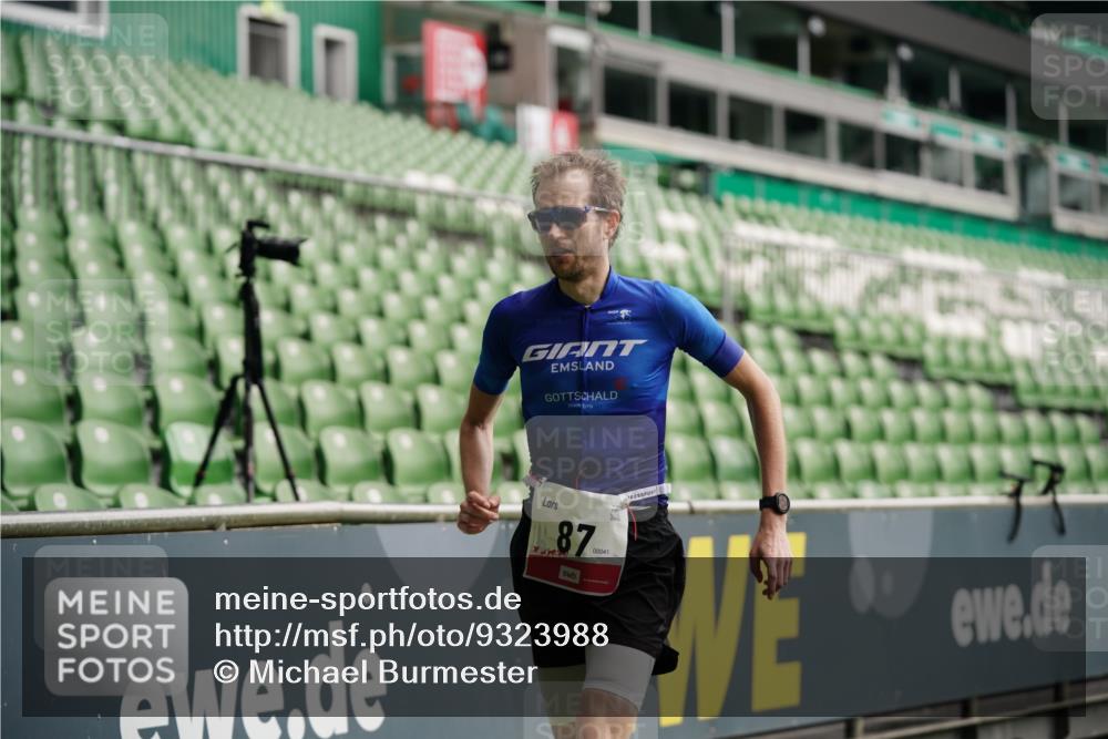 05.10.2025 - 20. swb-Marathon Bremen Michael Burmester http://msf.ph/oto/9323988 05.10.2025 12:19:06 Laufen im Stadion 87, 302, 308 meine-sportfotos.de