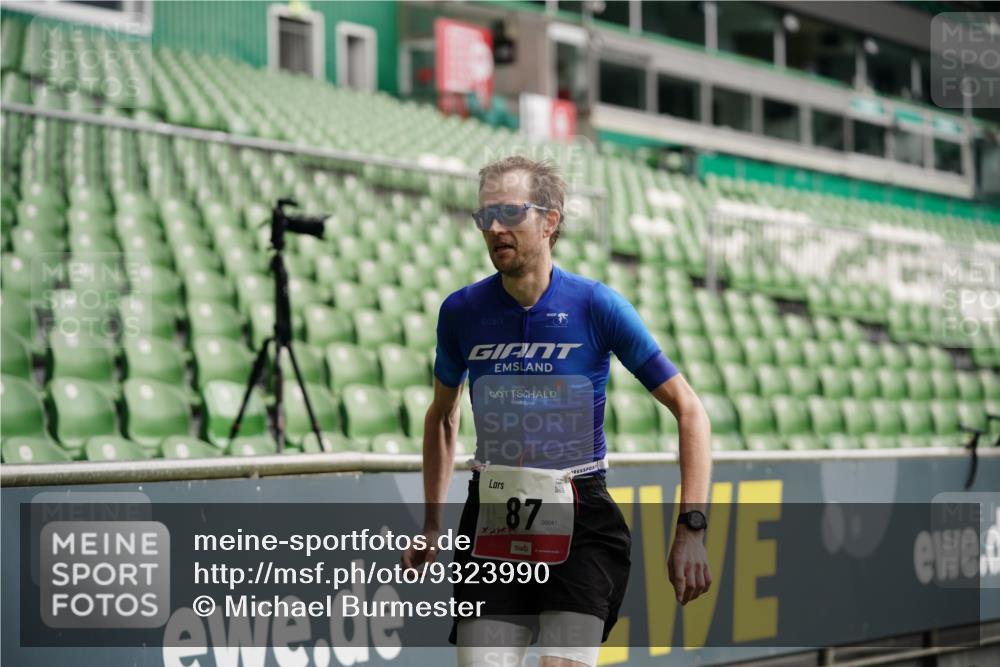 05.10.2025 - 20. swb-Marathon Bremen Michael Burmester http://msf.ph/oto/9323990 05.10.2025 12:19:06 Laufen im Stadion 87, 302, 308 meine-sportfotos.de