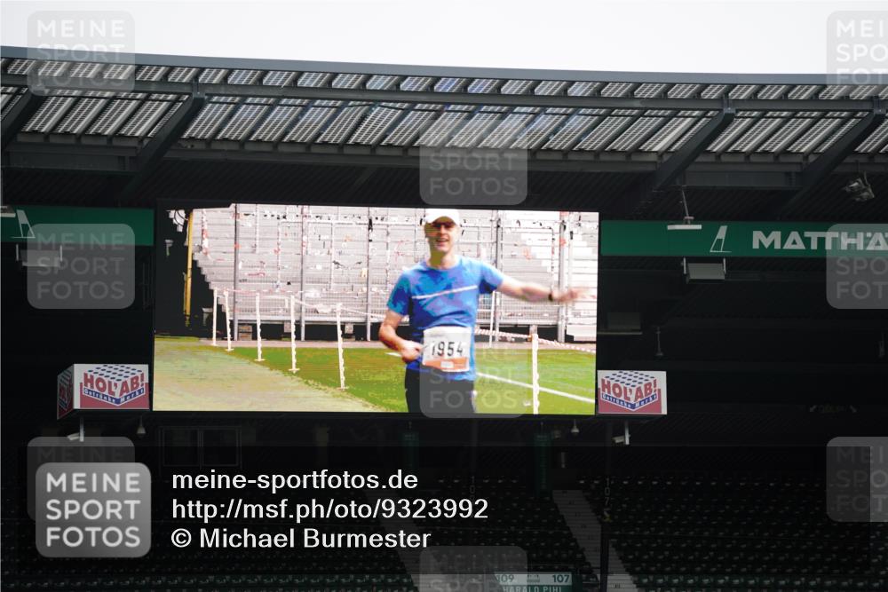 05.10.2025 - 20. swb-Marathon Bremen Michael Burmester http://msf.ph/oto/9323992 05.10.2025 12:19:28 Laufen im Stadion 87 meine-sportfotos.de