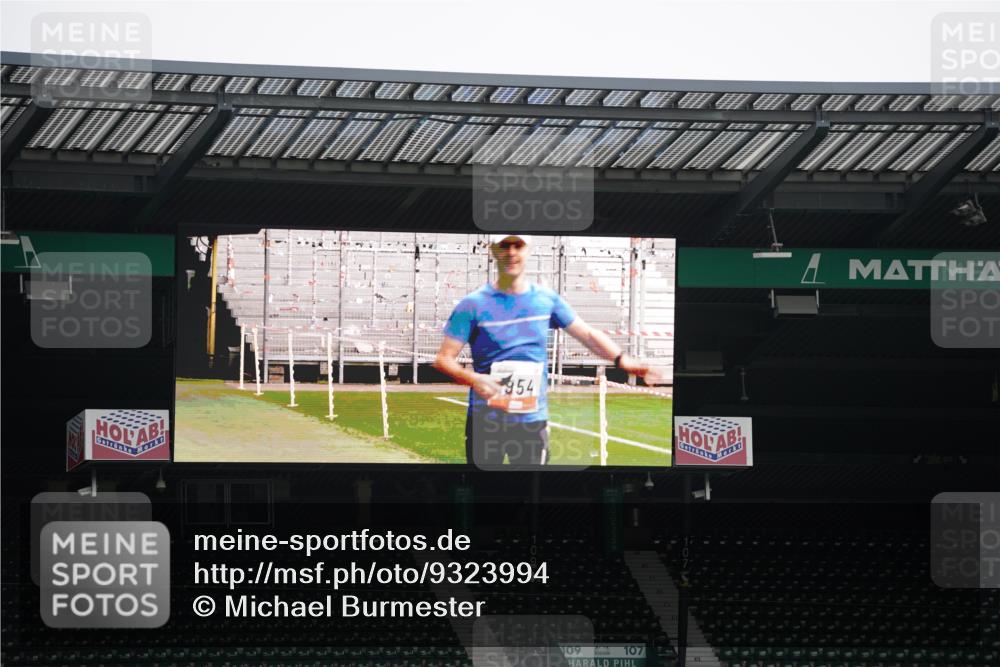 05.10.2025 - 20. swb-Marathon Bremen Michael Burmester http://msf.ph/oto/9323994 05.10.2025 12:19:28 Laufen im Stadion 87 meine-sportfotos.de