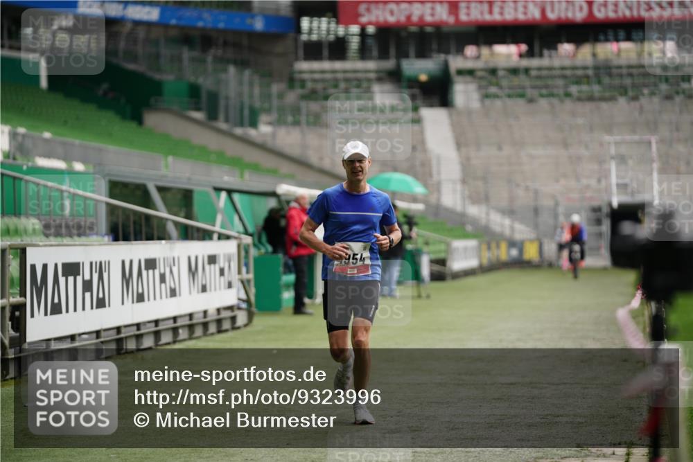 05.10.2025 - 20. swb-Marathon Bremen Michael Burmester http://msf.ph/oto/9323996 05.10.2025 12:19:42 Laufen im Stadion 87, 1954 meine-sportfotos.de