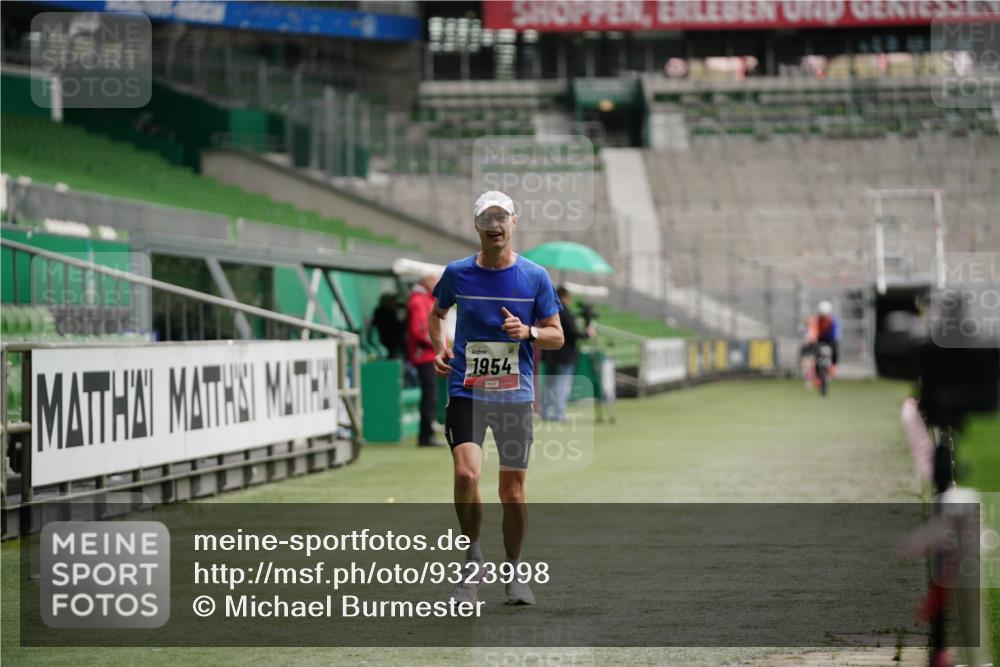 05.10.2025 - 20. swb-Marathon Bremen Michael Burmester http://msf.ph/oto/9323998 05.10.2025 12:19:43 Laufen im Stadion 87, 1954 meine-sportfotos.de