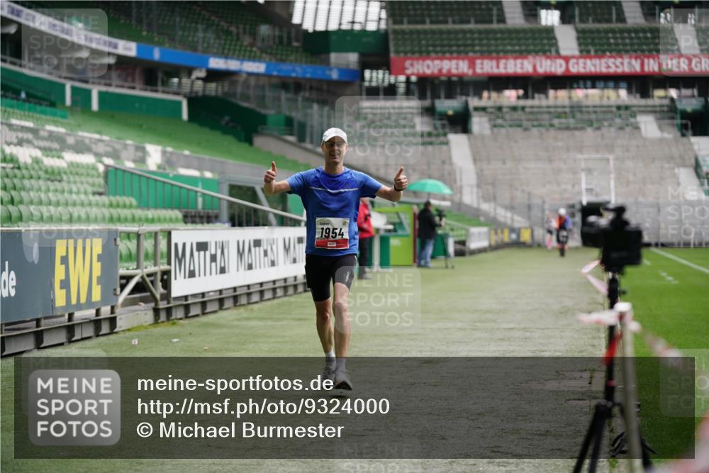 05.10.2025 - 20. swb-Marathon Bremen Michael Burmester http://msf.ph/oto/9324000 05.10.2025 12:19:44 Laufen im Stadion 87, 1954 meine-sportfotos.de