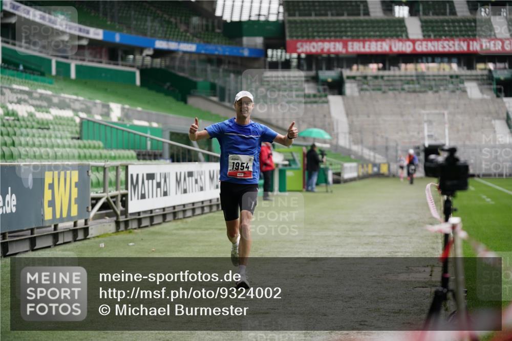 05.10.2025 - 20. swb-Marathon Bremen Michael Burmester http://msf.ph/oto/9324002 05.10.2025 12:19:44 Laufen im Stadion 87, 1954 meine-sportfotos.de