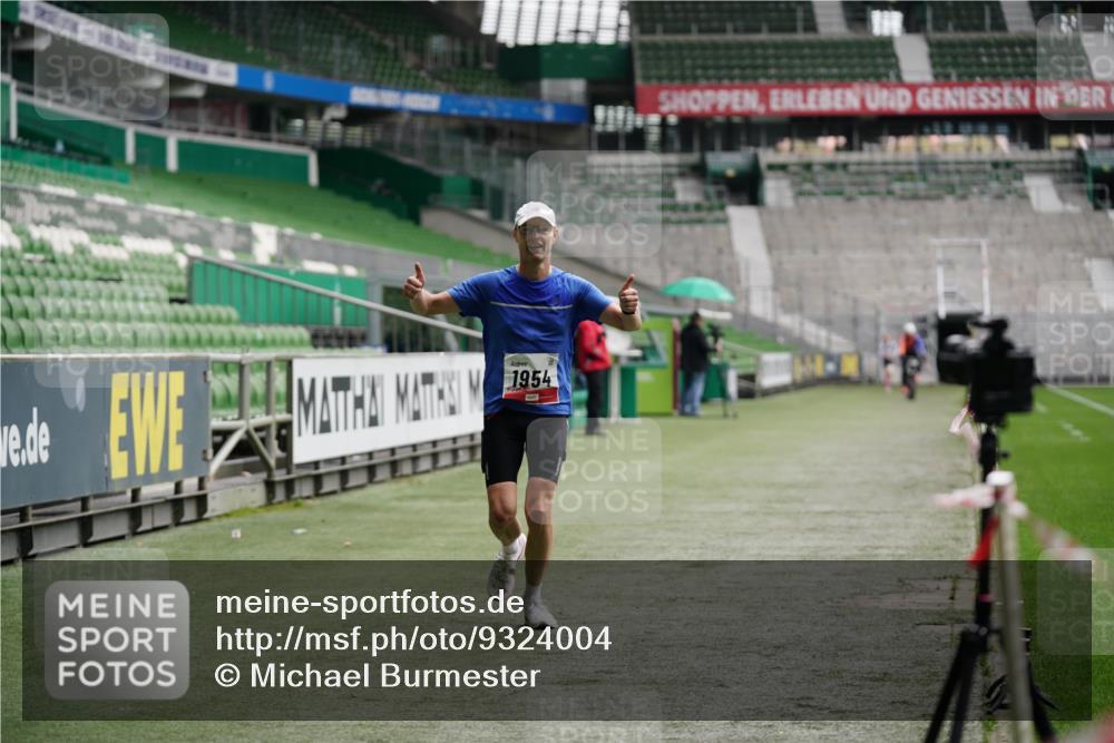 05.10.2025 - 20. swb-Marathon Bremen Michael Burmester http://msf.ph/oto/9324004 05.10.2025 12:19:44 Laufen im Stadion 87, 1954 meine-sportfotos.de