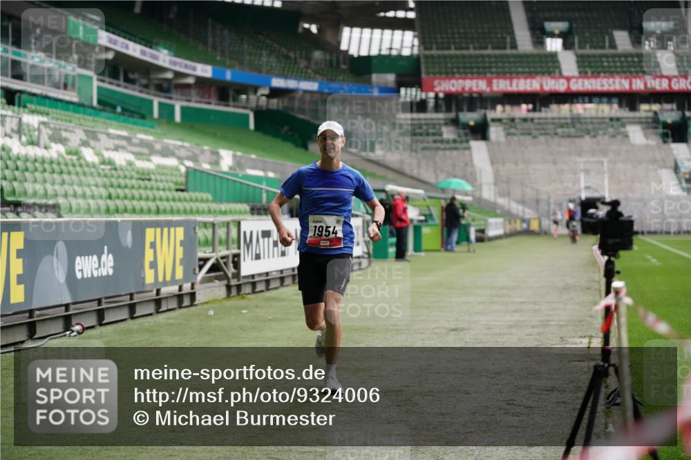 05.10.2025 - 20. swb-Marathon Bremen Michael Burmester http://msf.ph/oto/9324006 05.10.2025 12:19:44 Laufen im Stadion 87, 1954 meine-sportfotos.de