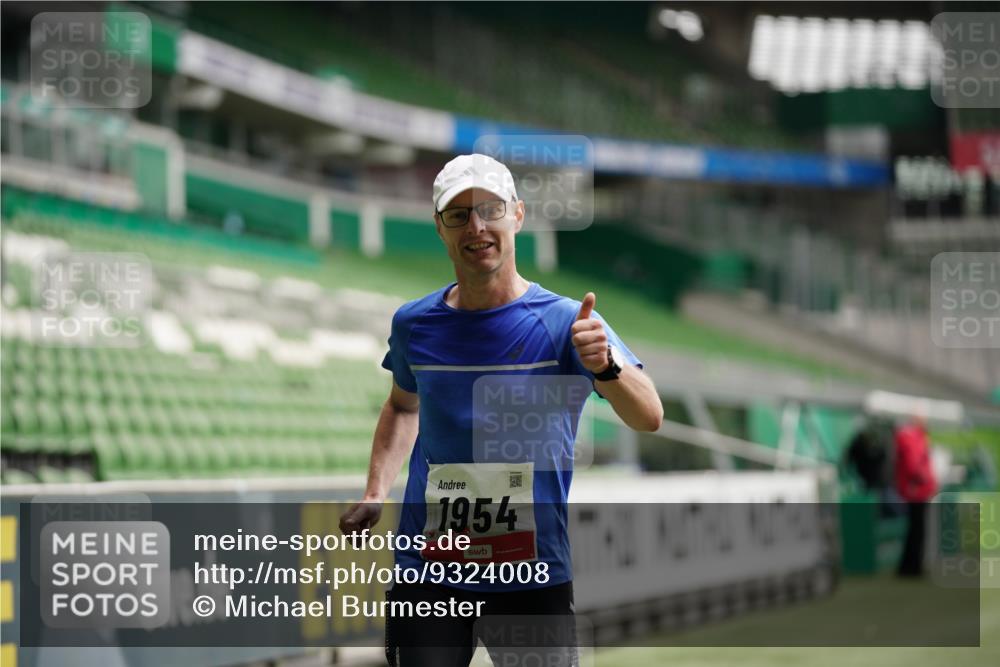 05.10.2025 - 20. swb-Marathon Bremen Michael Burmester http://msf.ph/oto/9324008 05.10.2025 12:19:45 Laufen im Stadion 87, 1954 meine-sportfotos.de