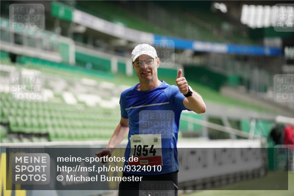 05.10.2025 - 20. swb-Marathon Bremen Michael Burmester http://msf.ph/oto/9324010 05.10.2025 12:19:45 Laufen im Stadion 87, 1954 meine-sportfotos.de