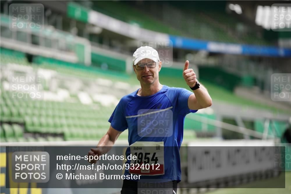 05.10.2025 - 20. swb-Marathon Bremen Michael Burmester http://msf.ph/oto/9324012 05.10.2025 12:19:45 Laufen im Stadion 87, 1954 meine-sportfotos.de