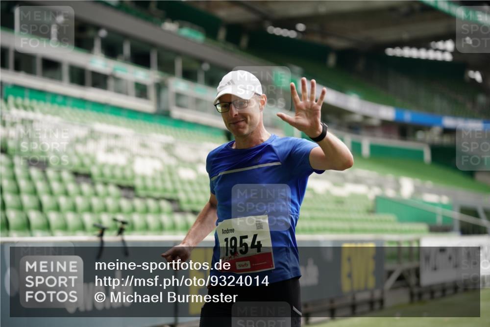 05.10.2025 - 20. swb-Marathon Bremen Michael Burmester http://msf.ph/oto/9324014 05.10.2025 12:19:46 Laufen im Stadion 87, 1954 meine-sportfotos.de