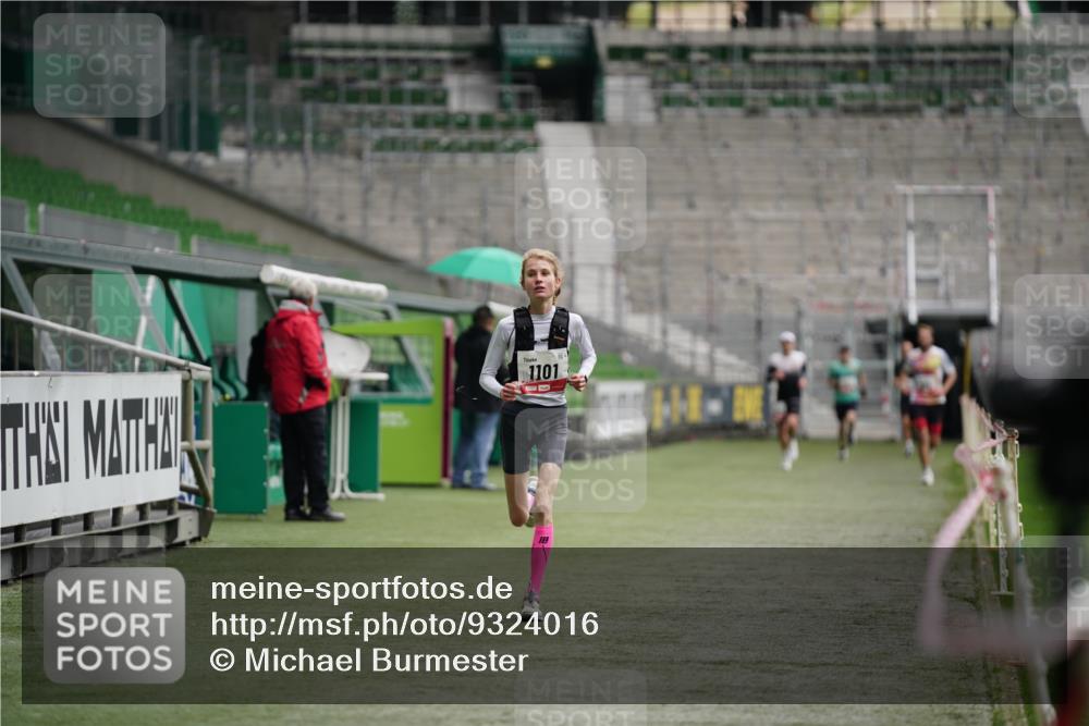 05.10.2025 - 20. swb-Marathon Bremen Michael Burmester http://msf.ph/oto/9324016 05.10.2025 12:20:03 Laufen im Stadion 1101, 1954, 87 meine-sportfotos.de