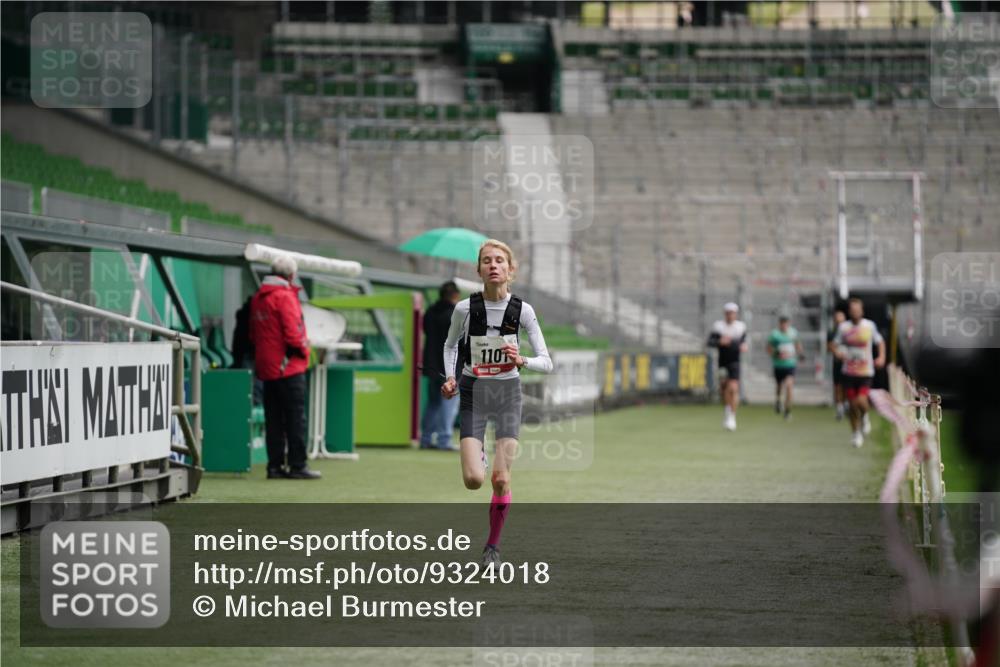 05.10.2025 - 20. swb-Marathon Bremen Michael Burmester http://msf.ph/oto/9324018 05.10.2025 12:20:03 Laufen im Stadion 1101, 1954, 87 meine-sportfotos.de