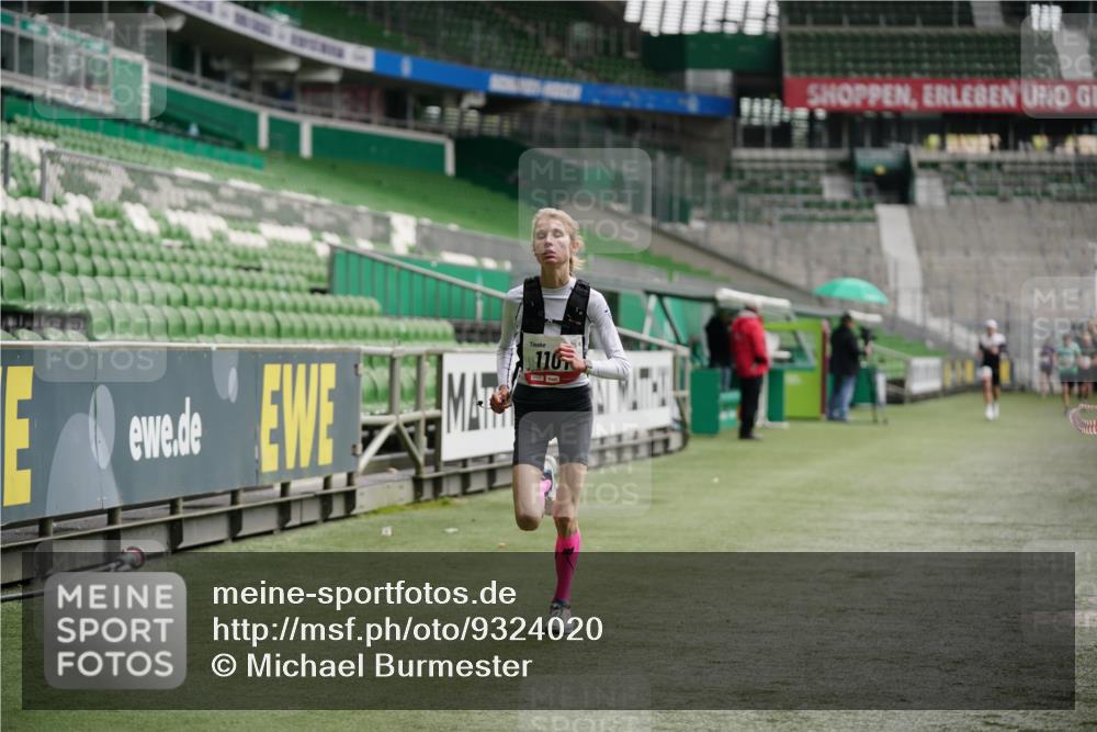 05.10.2025 - 20. swb-Marathon Bremen Michael Burmester http://msf.ph/oto/9324020 05.10.2025 12:20:07 Laufen im Stadion 964, 1101, 1954, 87 meine-sportfotos.de