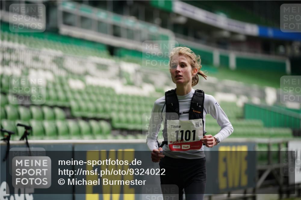 05.10.2025 - 20. swb-Marathon Bremen Michael Burmester http://msf.ph/oto/9324022 05.10.2025 12:20:09 Laufen im Stadion 964, 1101, 1528, 1954 meine-sportfotos.de