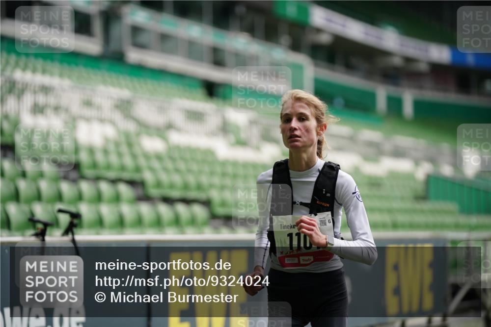 05.10.2025 - 20. swb-Marathon Bremen Michael Burmester http://msf.ph/oto/9324024 05.10.2025 12:20:09 Laufen im Stadion 964, 1101, 1528, 1954 meine-sportfotos.de