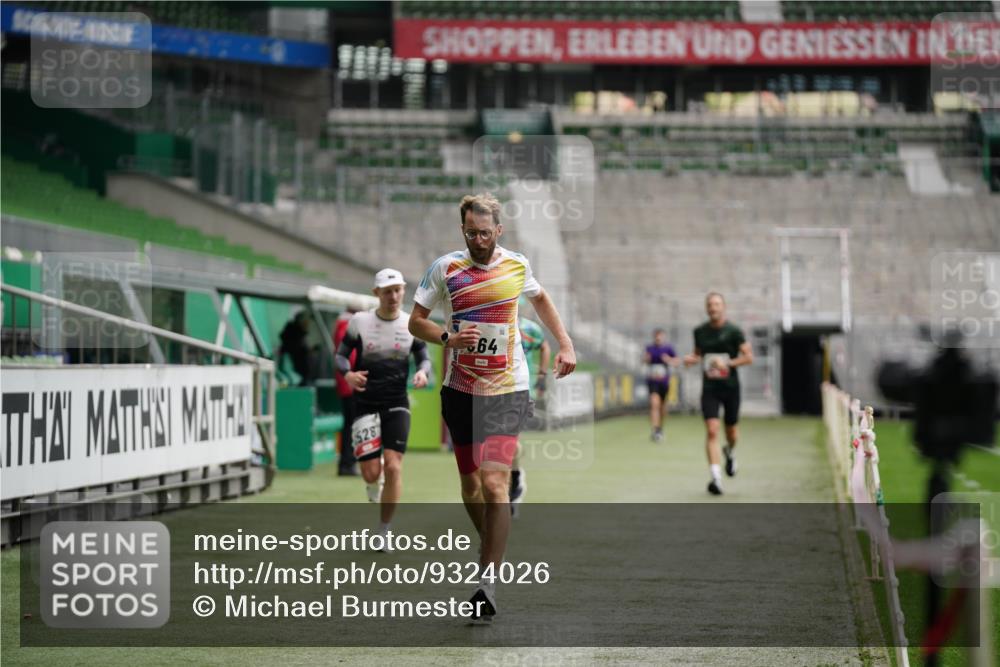 05.10.2025 - 20. swb-Marathon Bremen Michael Burmester http://msf.ph/oto/9324026 05.10.2025 12:20:18 Laufen im Stadion 909, 953, 964, 1101, 1528, 1954 meine-sportfotos.de
