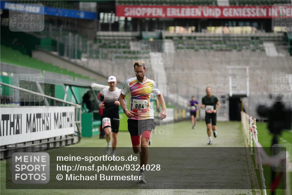 05.10.2025 - 20. swb-Marathon Bremen Michael Burmester http://msf.ph/oto/9324028 05.10.2025 12:20:18 Laufen im Stadion 909, 953, 964, 1101, 1528, 1954 meine-sportfotos.de